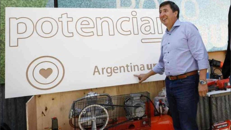 El gobierno impulsa dos programas con los que busca reinserción laboral de los argentinos.