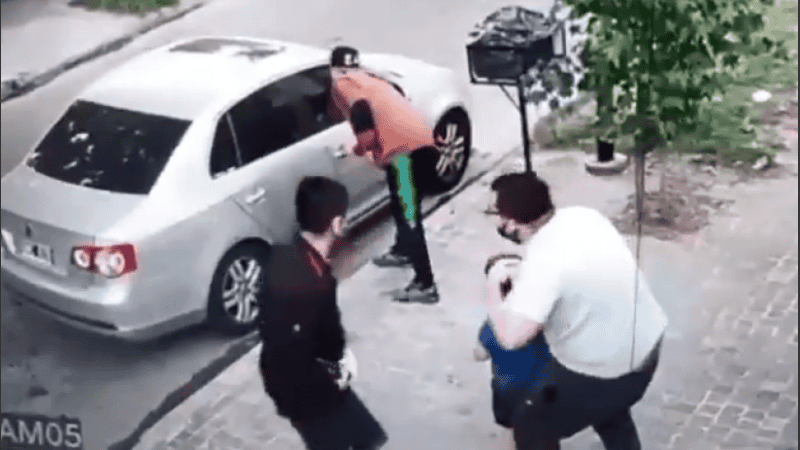 Los ladrones encañonaron a la víctima y lo obligaron a entregar las llaves del vehículo.