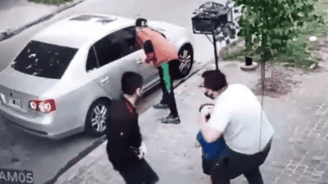 Los ladrones encañonaron a la víctima y lo obligaron a entregar las llaves del vehículo.