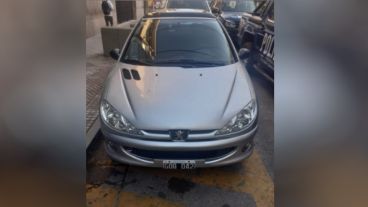 El auto robado en el que circulaban los delincuentes.