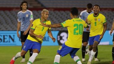 Richarlison selló el triunfo brasileño en Montevideo.