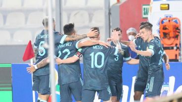 Argentina se abrazó al triunfo. Ganó claramente 2-0 a Perú en Lima.