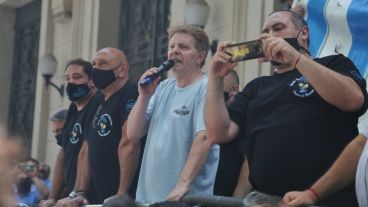 Copello dio un efusivo discurso en Gobernación este miércoles ante una multitud de choferes.