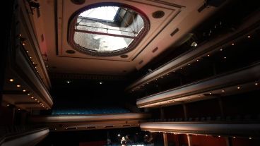 Con su cúpula al descubiertos, La Comedia retomaría las funciones a mediados de diciembre y con aforo reducido.