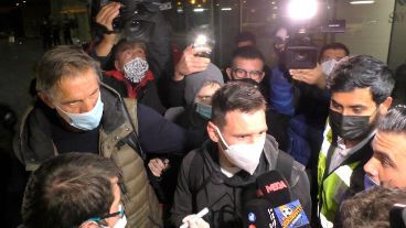 Leo Messi arribó a Barcelona y la tuvo que lidiar con la prensa y con Hacienda.