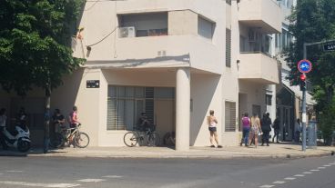 San juan 3615: una larga cola por un puesto en una panadería.