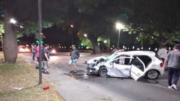 El auto quedó visiblemente dañado tras chocar contra un árbol.