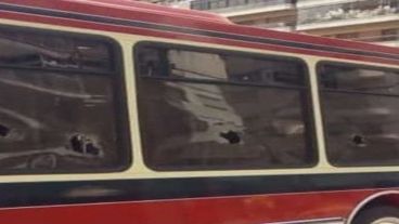 El hombre de la camioneta rompió los vidrios de varias ventanas y hasta las puertas y golpeó el chasis.