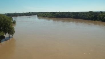 El río Bermejo, echa sus aguas al Paraná.