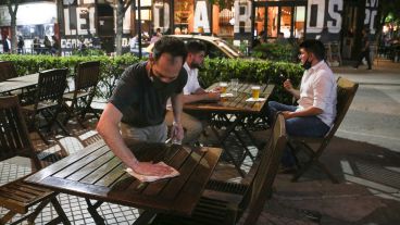 El nuevo tope de seis por mesa es para familias o convivientes.