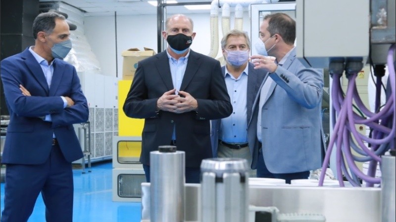 El gobernador Omar Perotti durante su recorrida por la empresa Terragene.