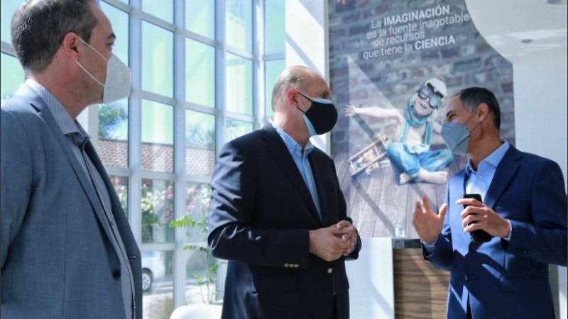 El gobernador Omar Perotti durante su recorrida por la empresa Terragene.