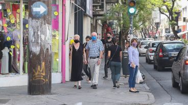 Abren los comercios en calle San Luis a pesar del feriado.