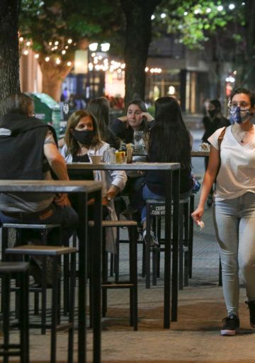 Pichincha: denuncian que bares les pagan "alquiler" a los vecinos para usar las veredas