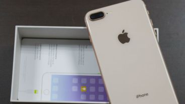 Esperaba el Iphone pero encontró una botella de perfume vacía.