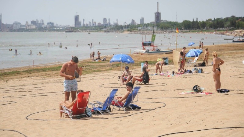 La gente disfrutaba con distanciamiento social de la playa y el río. 