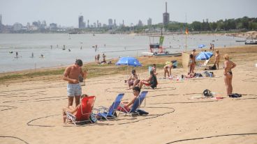 La gente disfrutaba con distanciamiento social de la playa y el río.