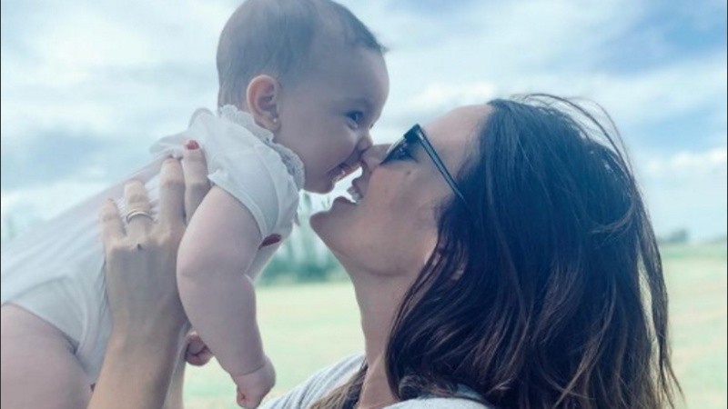 Paula Cahves y su hijita Filipa. 