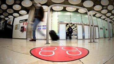 El PCR obligatorio se aplica tanto a quienes lleguen por barco como por avión y la lista de países será revisada cada 15 días.