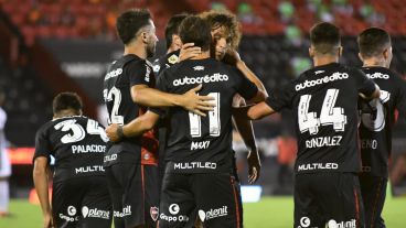 Maxi Rodríguez anotó su gol número 89 en la Lepra pero no le alcanzó para ganar.