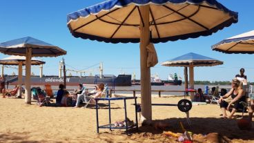 La playa de Naútico de cara al Paraná.