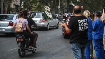 El cortejo fúnebre se detuvo en el hospital y luego siguió hacia El Salvador