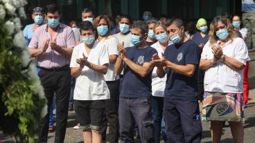 El cortejo fúnebre se detuvo en el hospital y luego siguió hacia El Salvador