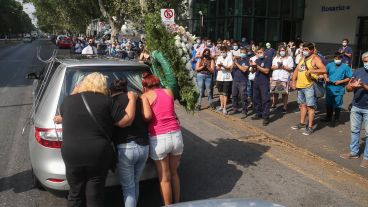 El cortejo fúnebre se detuvo en el hospital y luego siguió hacia El Salvador