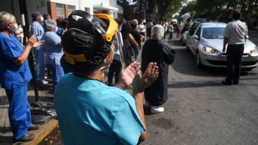 El cortejo fúnebre se detuvo en el hospital y luego siguió hacia El Salvador