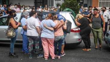 El cortejo fúnebre se detuvo en el hospital y luego siguió hacia El Salvador