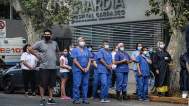 El cortejo fúnebre se detuvo en el hospital y luego siguió hacia El Salvador