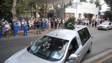El cortejo fúnebre se detuvo en el hospital y luego siguió hacia El Salvador