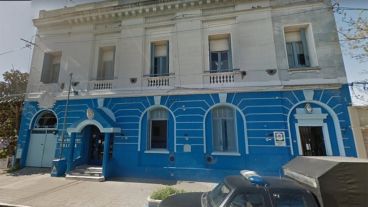 Según se denunció, el hombre llegó a la dependencia policial "sujetando a los menores de ambos brazos" para informar sobre su deseo de abandonarlos allí.