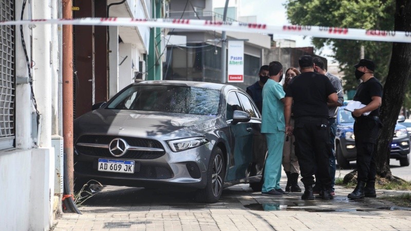 El Mercedes Benz sobre la vereda, luego de chocar contra el frente del negocio. 