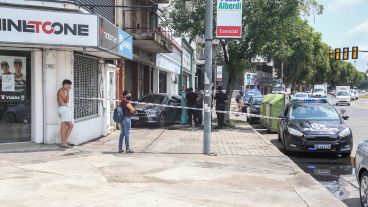 El Mercedes Benz sobre la vereda, luego de chocar contra el frente del negocio.