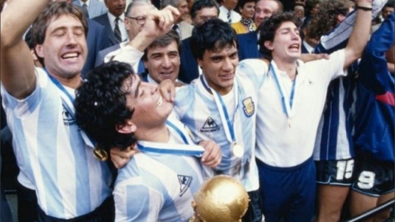 Garré, Diego, Enrique y Tapia en el palco del estadio Azteca con la copa.