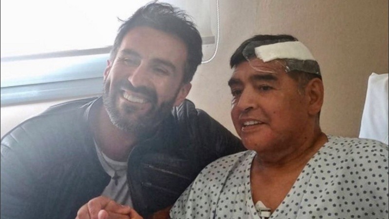 Maradona, junto al doctor Luque, en su primera imagen post operación.