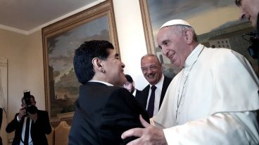 "El Papa está informado de la muerte de Diego Maradona y recuerda con afecto".