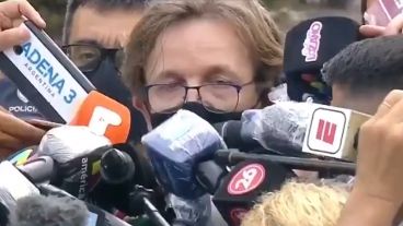 El fiscal rodeado de periodistas en San Fernando.