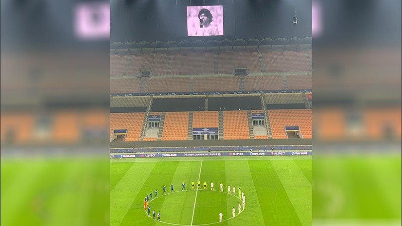 El fútbol en Europa rindió tributo a Diego Maradona en cada partido.