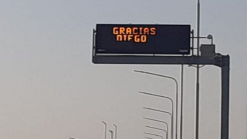 El cartel que en lo alto de la autopista a Santa Fe se recuera al más grande futbolista del mundo. 