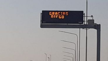 El cartel que en lo alto de la autopista a Santa Fe se recuera al más grande futbolista del mundo.