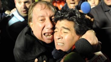 Abrazo histórico entre Bilardo y Diego, tras la clasificación al Mundial 2010.