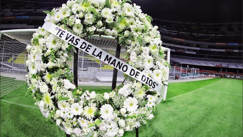 El homenaje del estadio Azteca a Diego. 