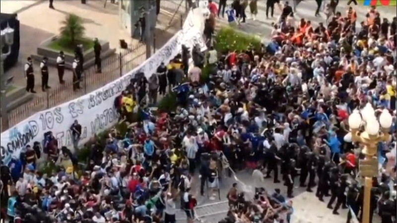 Momentos de descontrol y violencia en el acceso al velatorio de Maradona. 