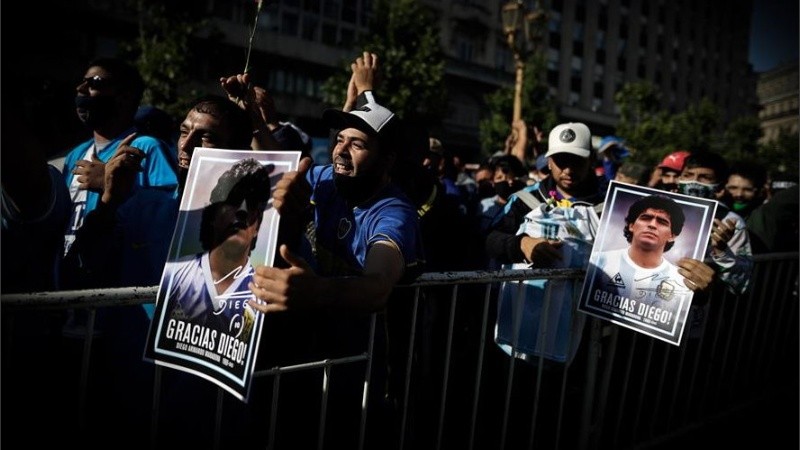 Miles de argentinos hacían cola este jueves para ingresar a la Casa Rosada y despedir al ídolo.