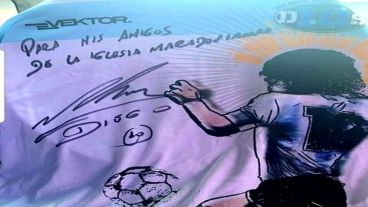 Su firma, hace pocos días atrás en las remeras por el festejo de sus 60 años.