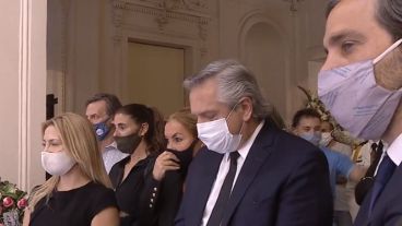 Fernández en la Casa Rosada despide los restos del Diez.