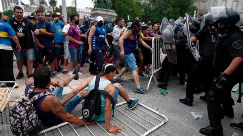 Imágenes del desborde frente a Casa de Gobierno.