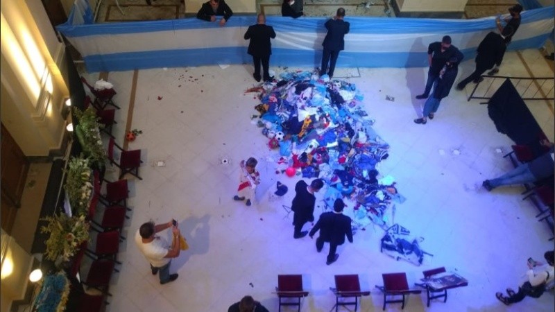 Así quedó el lugar en el que estaba el féretro con el cuerpo de Diego. 